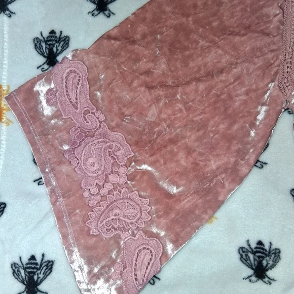 Chic Velvet Women's Blouse in Rose by Westport 1962 - Picture 3 of 8